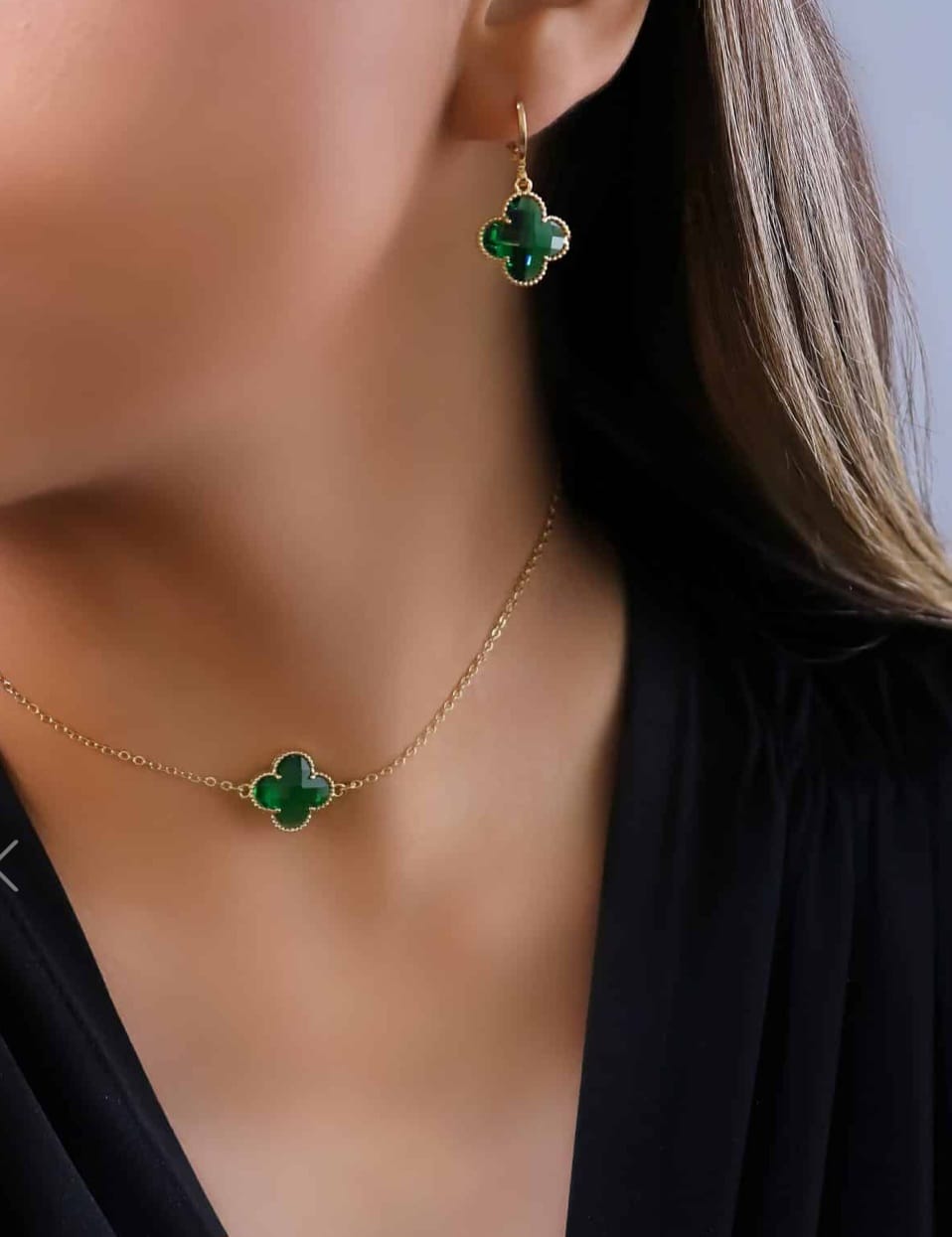 Conjunto trevo com pedras em vidro